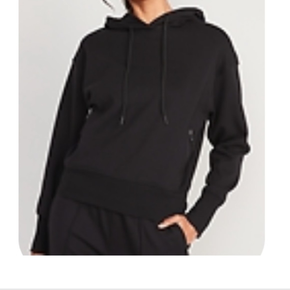 Dynamic Fleece Pullover Hoodie in Black.